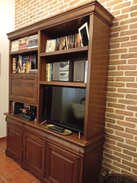 Estante em madeira de castanho