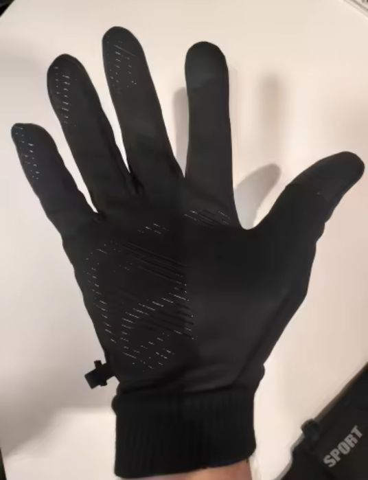 Спортивные перчатки с сенсорным пальцем.