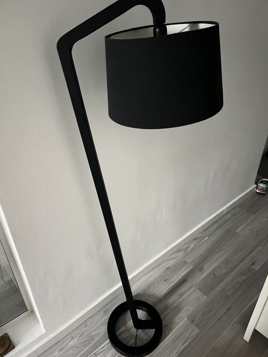 cadeeiro de chão preto da loja casa