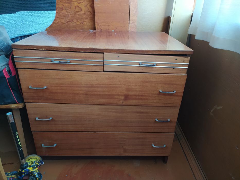 Старий радянський комод