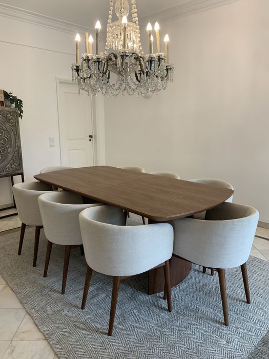 Mesa de jantar de madeira com 8 cadeiras