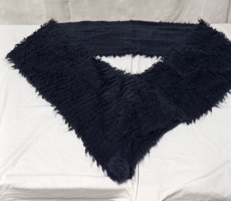 Gola com bico unisexo tecido felpudo azul marinho