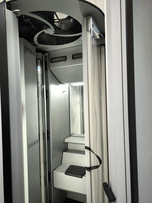 Вертикальний Солярій Ergoline Lounge Turbo Power з роздягальнею 50ламп