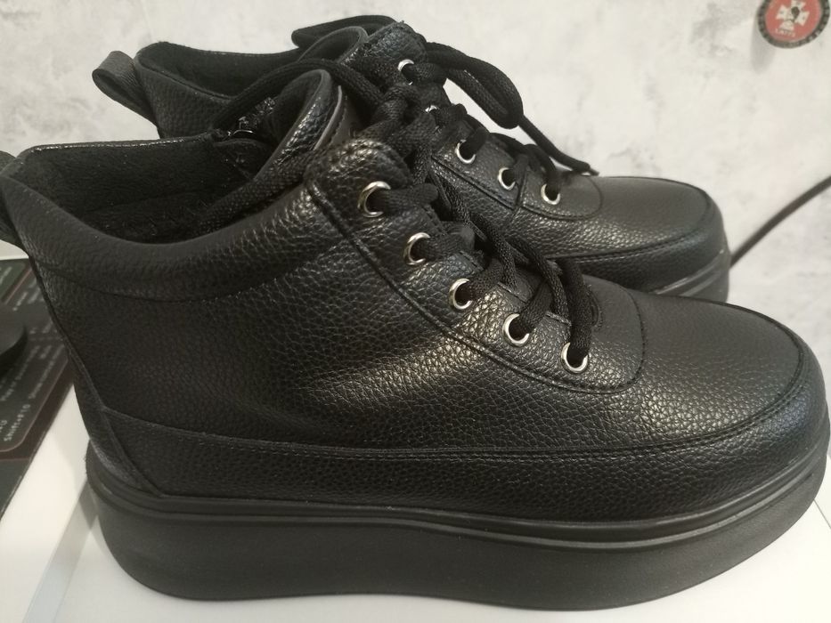 Продам зимние ботинки кожа