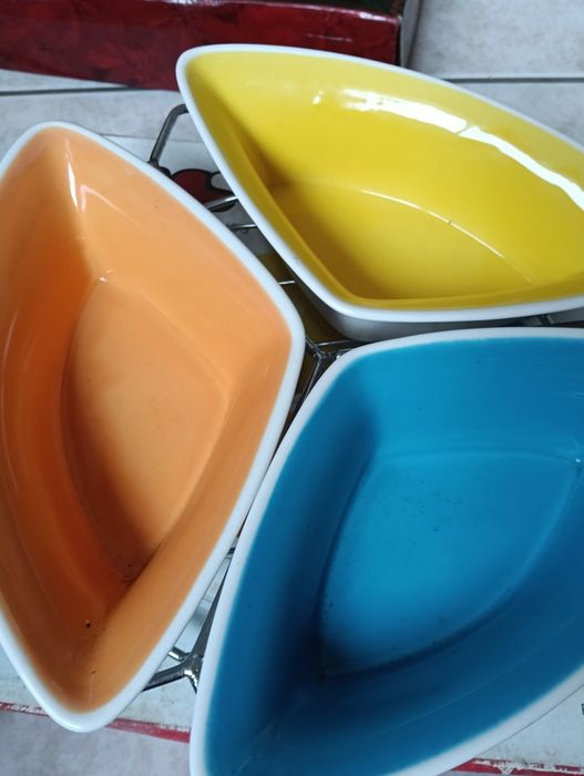 3 pratos de aperitivos com suporte