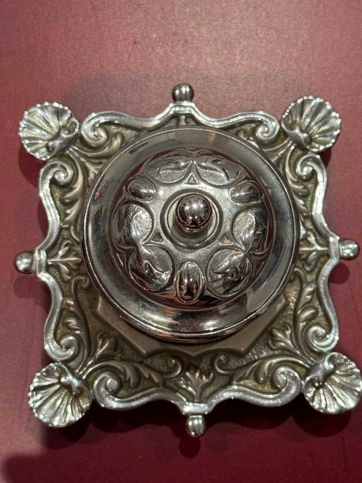 Tinteiro Antigo em Latão Vitoriano com Base Ornamentada