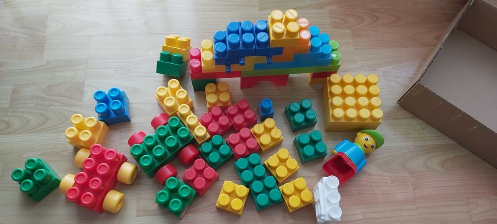 49 dużych plastikowych klocków