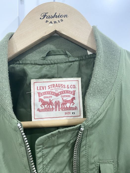Бомбер levis жіночий , розмір xs