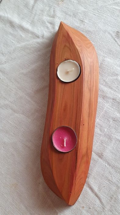 Dekoracja wnętrz, świecznik  wykonana z drewna śliwy.