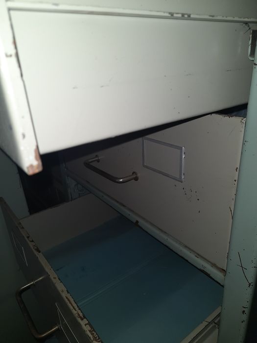 Продам шкаф железный для хранения