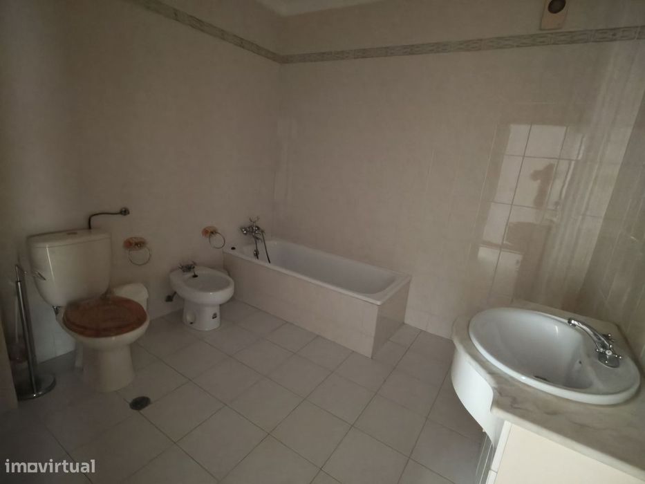Apartamento com Excepcional Área e Localização - Buarcos