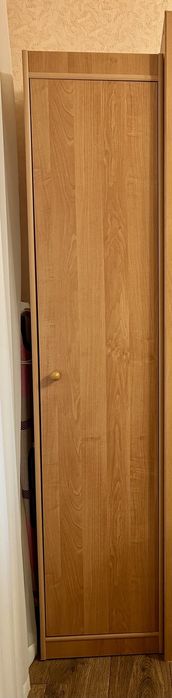 Шафа для одягу і пенал.