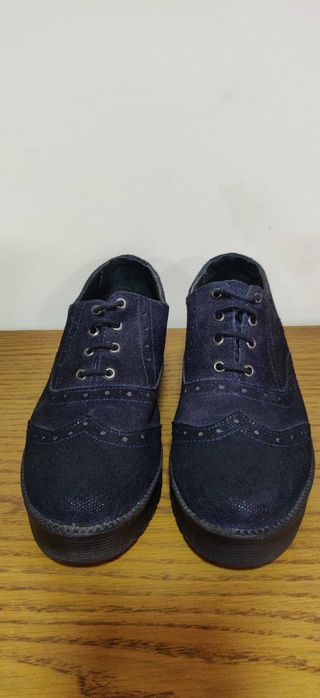 Sapatos azuis em pele camurça