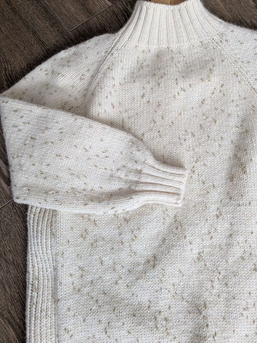 Зимовий довгий светр.