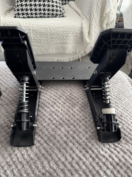 Volantes e pedais Thrustmaster
