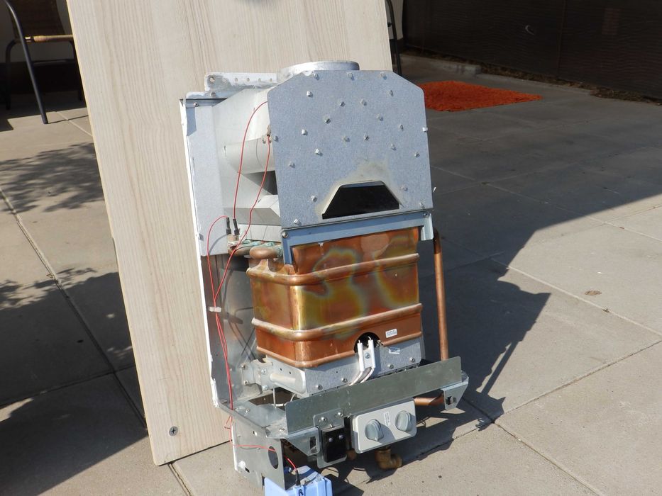 Przepływowy, gazowy podgrzewacz wody, na gaz ziemny.