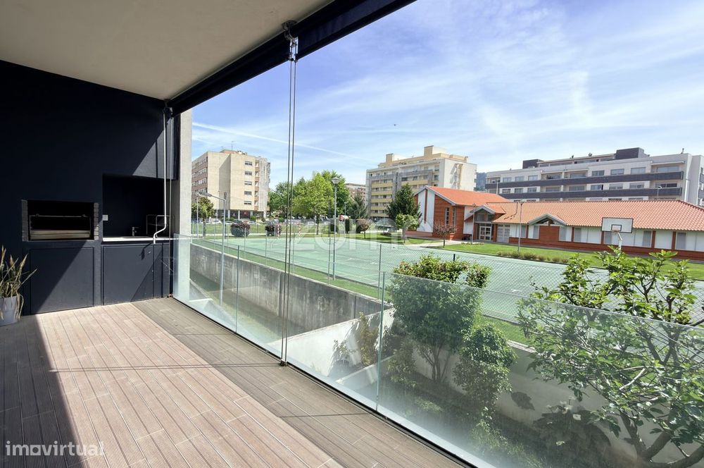 Apartamento T3 com lugar de garagem e varanda em S. Vitor.