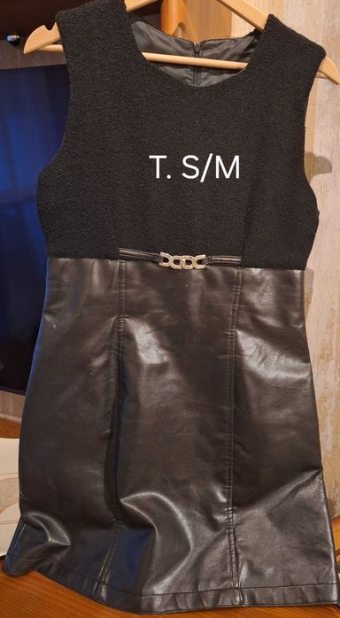 Vestido Preto, tecido e pele, sem mangas