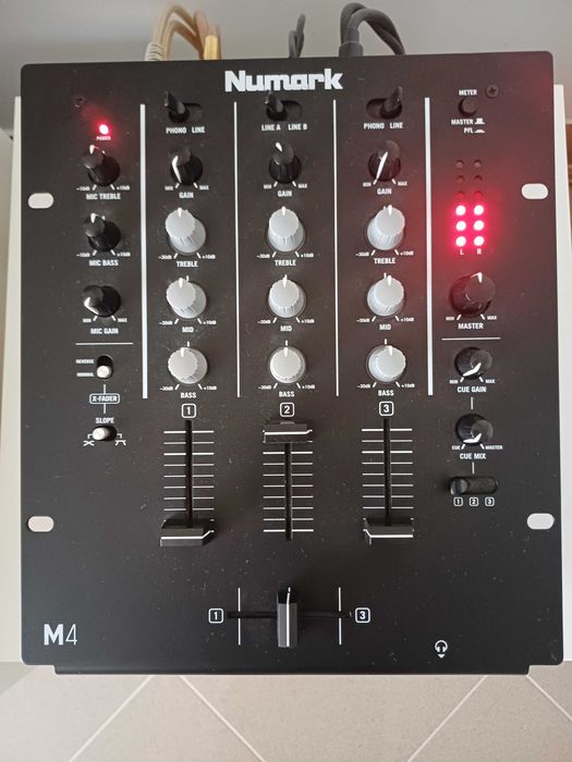 Mesa de mistura Numark M4