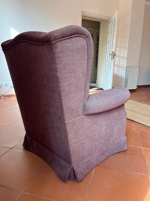 Cadeirão de orelhas forrado em chenille