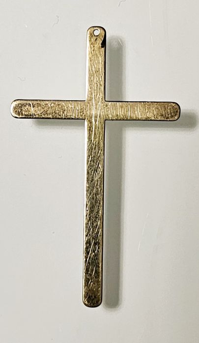 Cieniutka zawieszka krzyżyk w kolorze złotym, 5 cm