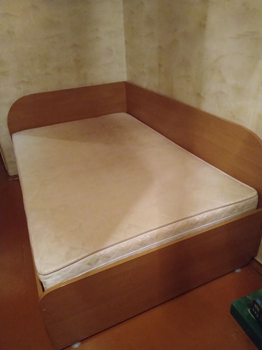 Кровать с матрасом