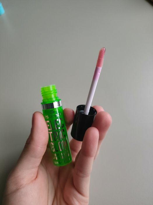 Olejek do usta i na policzki Essence