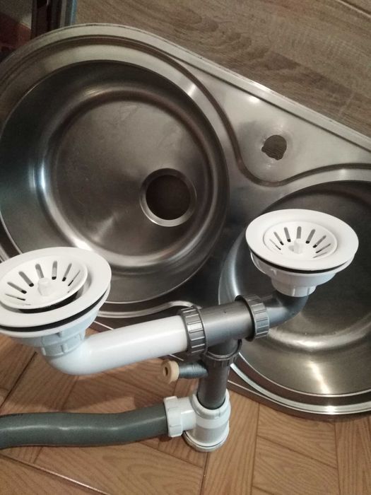Lava-loiça de cozinha com cuba dupla em aço inoxidável e o respectivo kit de sifão duplo.