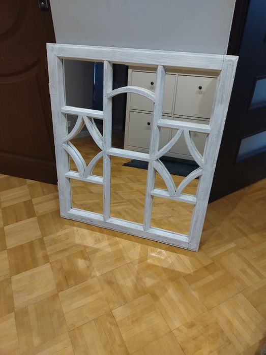 Lustro w ramie okiennej