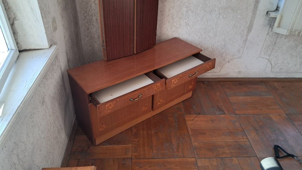 Трюмо з дзеркалом