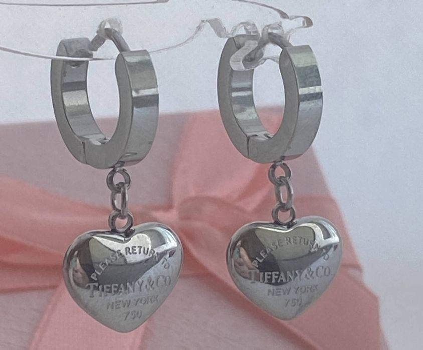 Продам новые золотые серьги проба золота 750