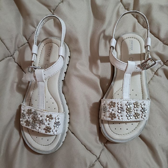 Sandálias menina n30. 10€  GEOX