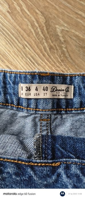 Jeansowa mini spódniczka.