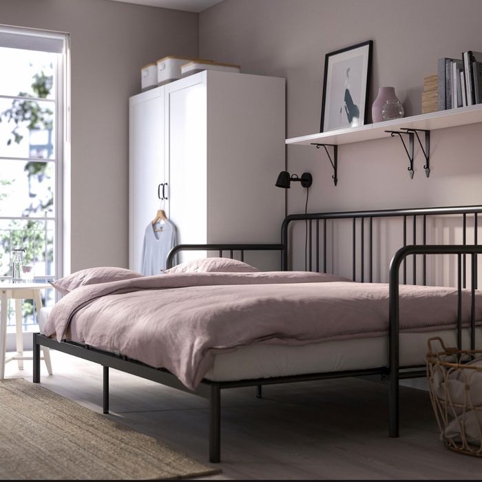 czarna leżanka IKEA Fyresdal z pionowymi prętami