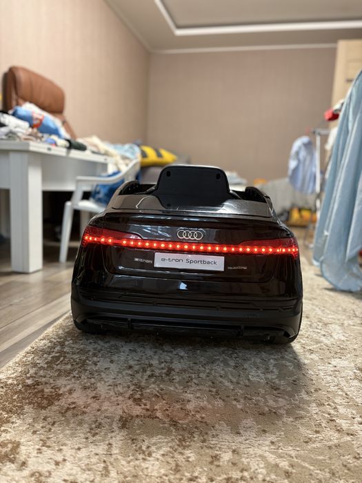 Електромобіль дитячий Audi е-tron Sportback чорний