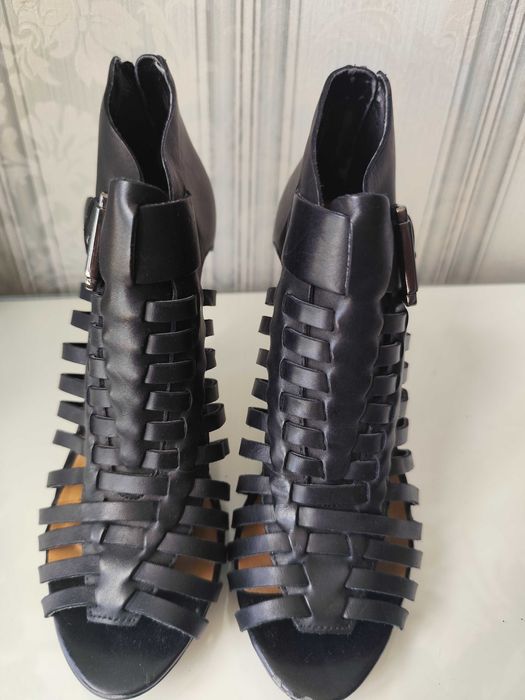 Женские кожаные босоножки Clarks