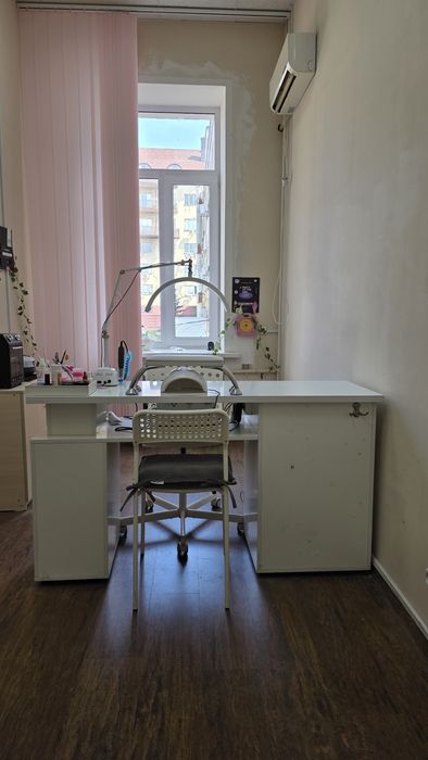 Продаю маникюрный стол,комод