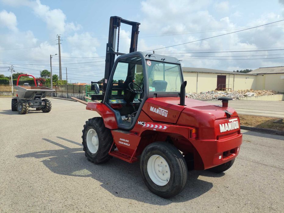 Manitou 3T , motor Perkins, Garfos longos.