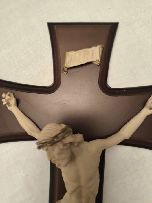 Krzyż z drewna i porcelany
