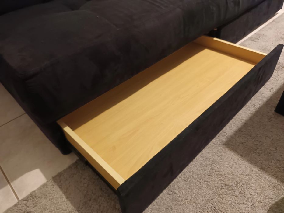 Sofá-cama preto usado