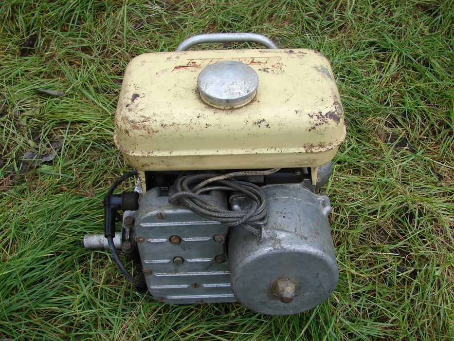Zabytkowy spalinowy silnik zaburtowy kajakowy (do kajaka) Tummler  DDR