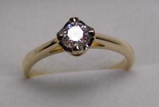 Apart złoty pierścionek z diamentem brylant 0,23 ct.