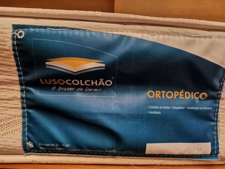 Estúdio com cama de solteiro e gavetão