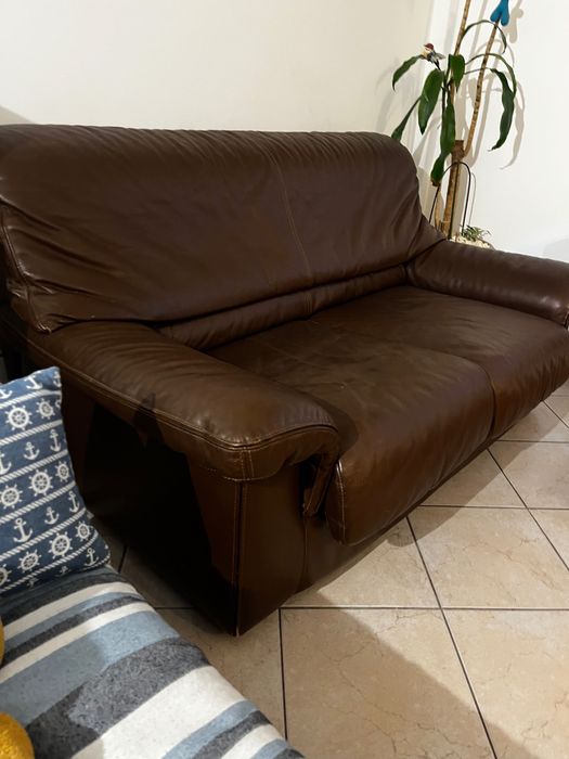 Sofá em pele dois lugares