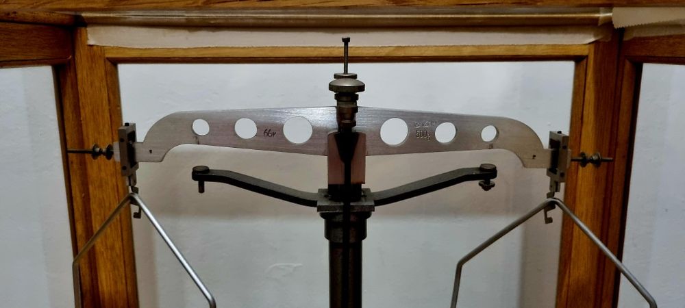 Zabytkowa waga jubilerska/aptekarska + odważniki