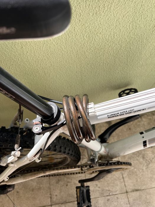 Bicicleta berg branca usada