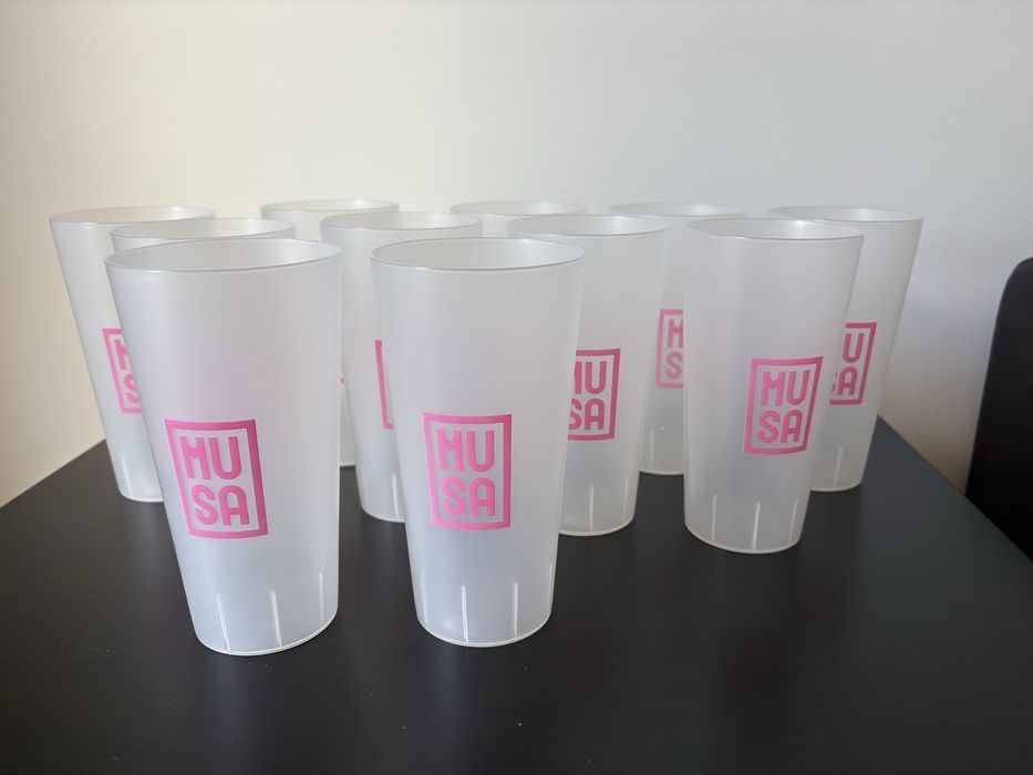Vendo 20 copos grandes de plastico MUSA