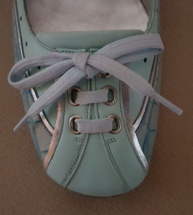 Sapatos azulados com salto da marca BELINDA