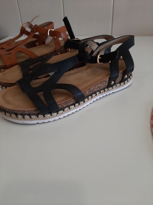 2 pares de sandálias