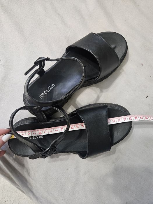 Czarne sandałki idealne na lato